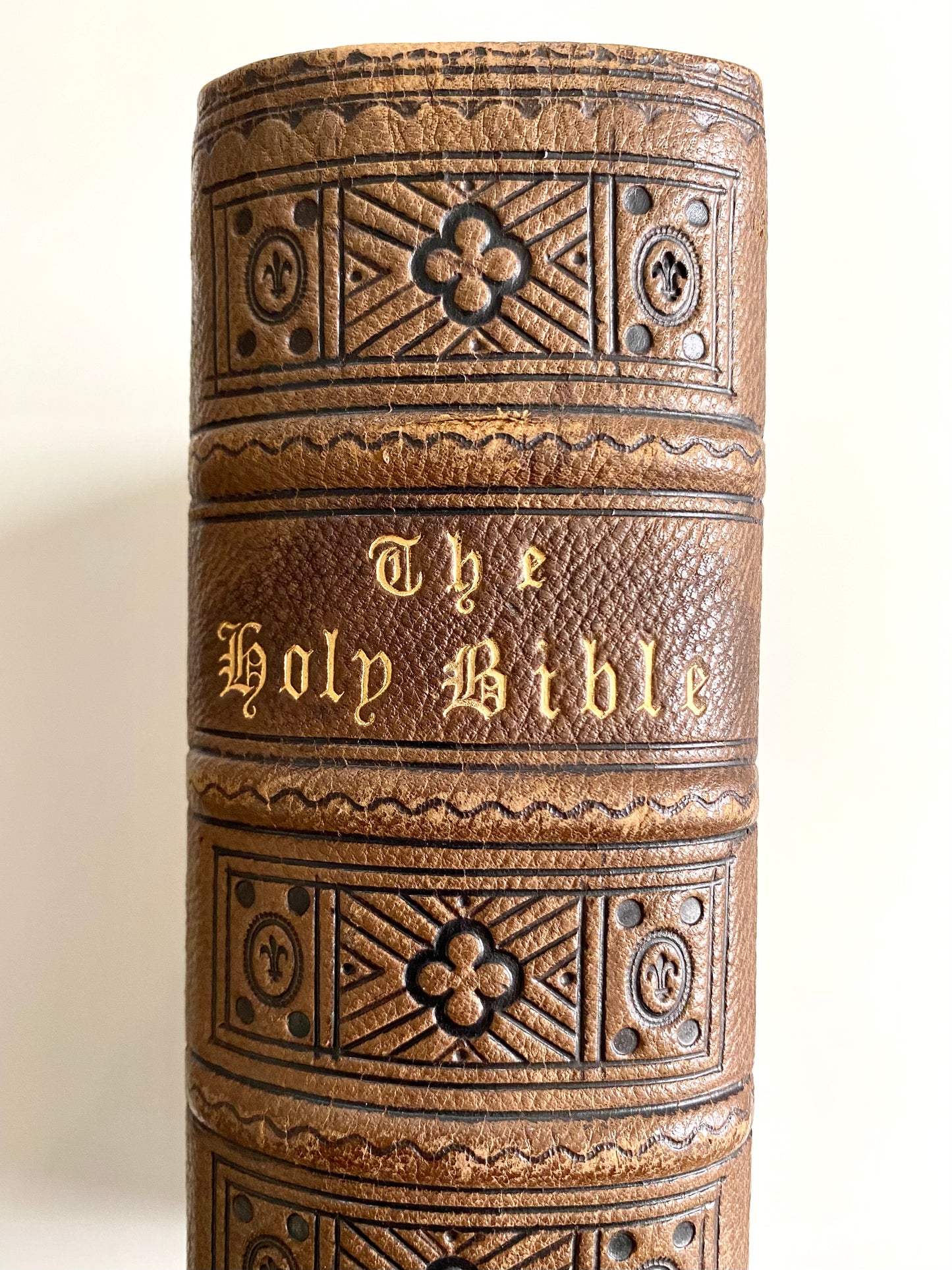 1846 FINE BINDING BIBLE. The Holy Bible with Parallel Passages, Explanatory Notes, etc., Superb Binding.