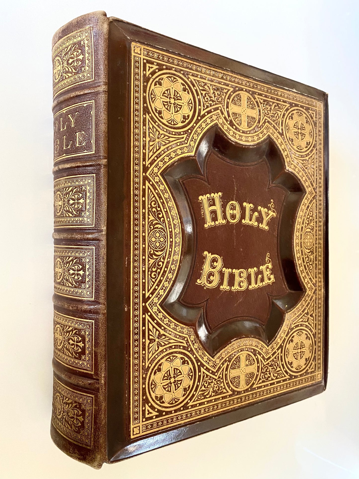 1879 FAMILY BIBLE. Massive Pictorial Bible with Over 1000 Illustrations. Fine Condition Binding.