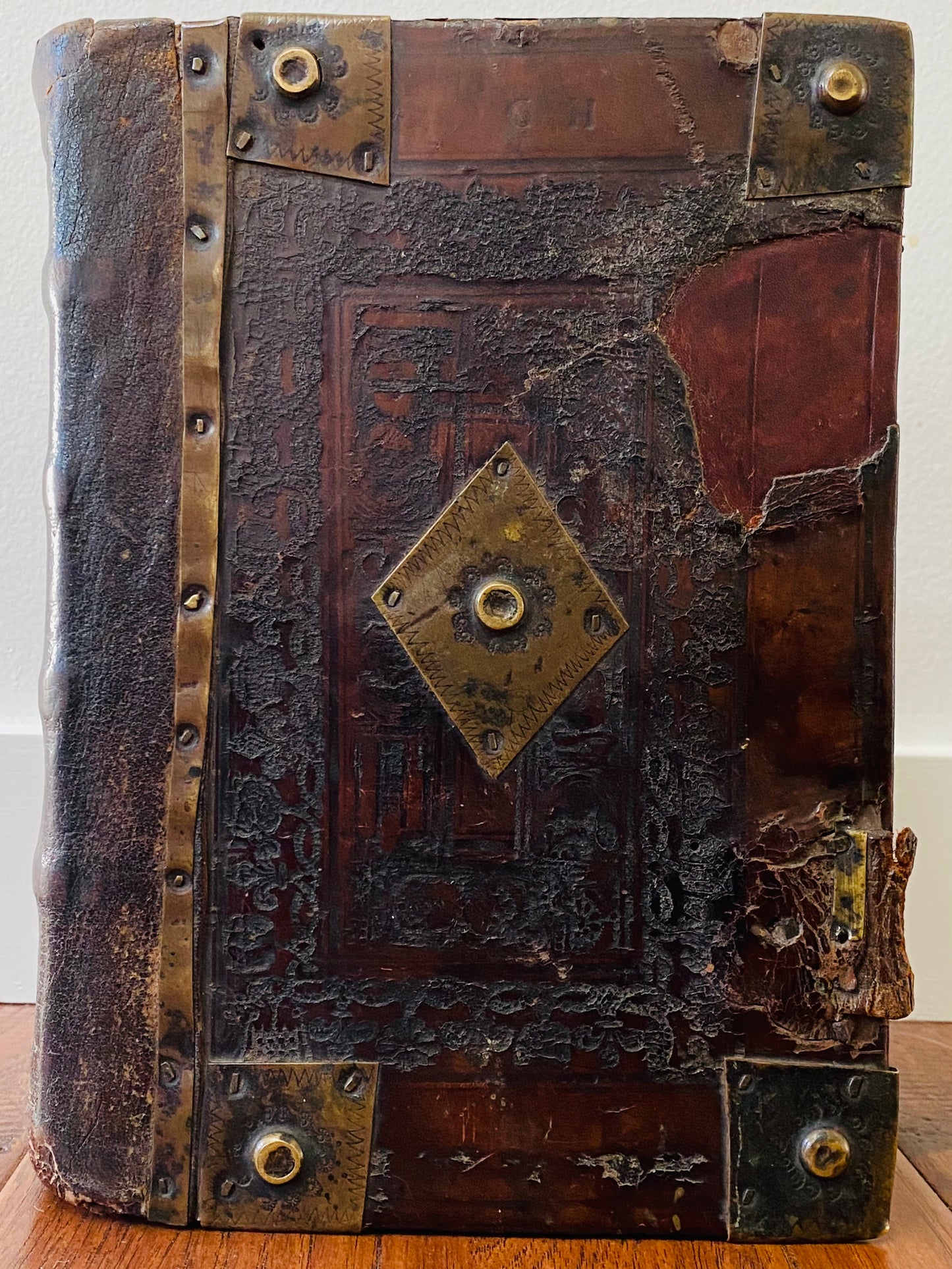 1607 GENEVA BIBLE. Fine Textually Complete Example in Bespoke 17th Century Binding with Tantalizing Provenance.