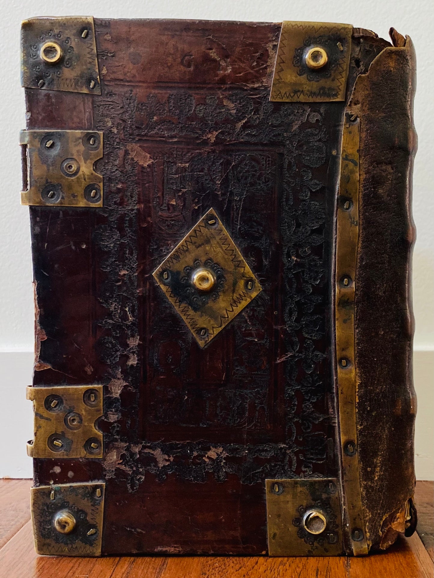 1607 GENEVA BIBLE. Fine Textually Complete Example in Bespoke 17th Century Binding with Tantalizing Provenance.