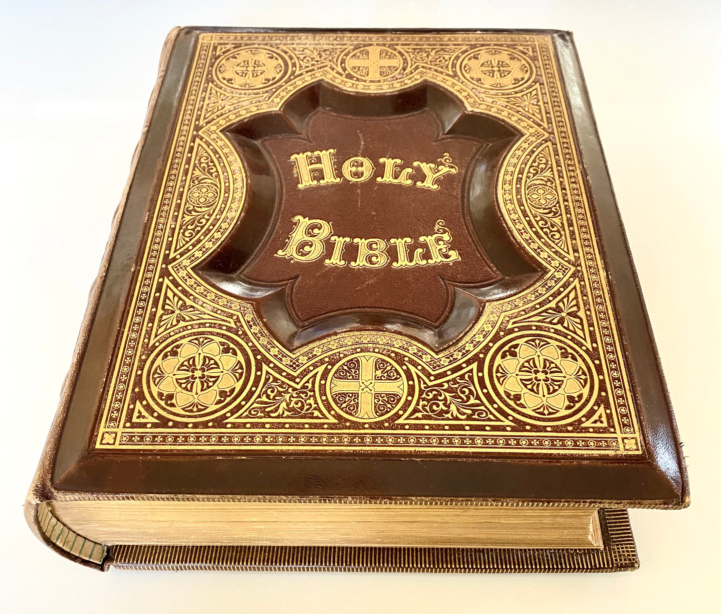 1879 FAMILY BIBLE. Massive Pictorial Bible with Over 1000 Illustrations. Fine Condition Binding.